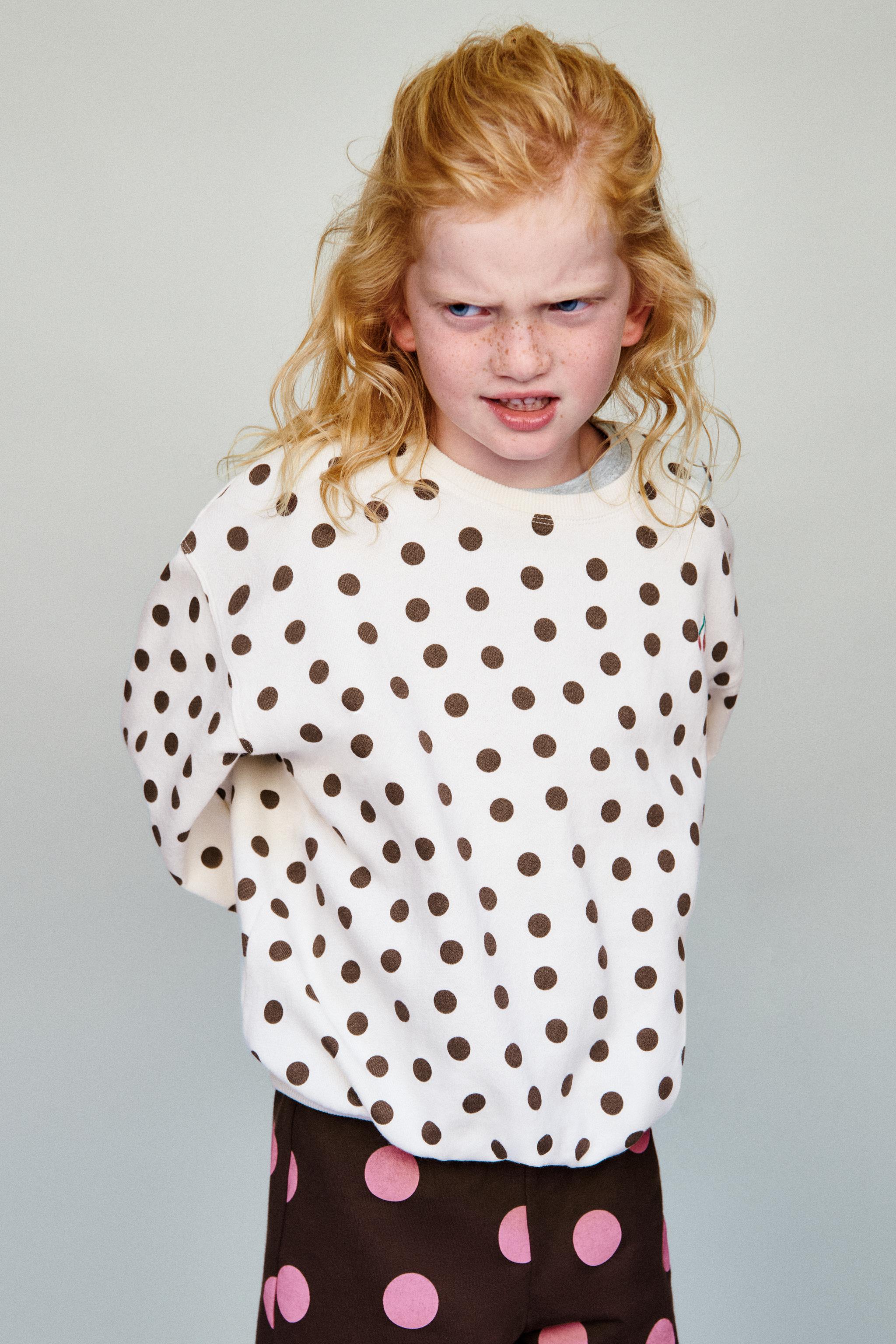 SWEAT À POIS ET CERISE BRODÉE